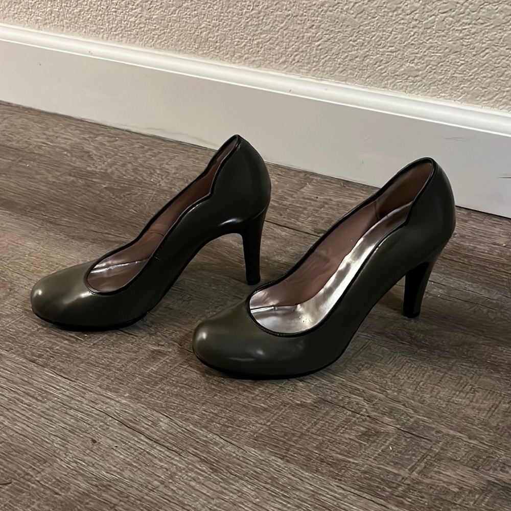 Marc Jacobs Green Round Toe Heels